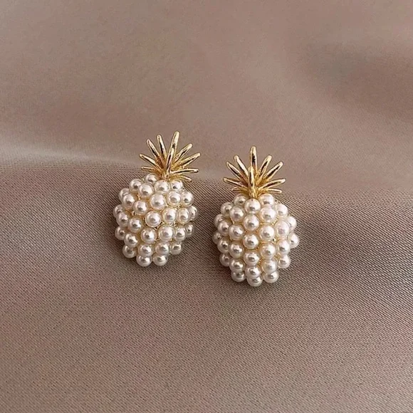 NEW Pineapple Pearl & Gold Dainty Stud Earrings - Picture 1 of 6